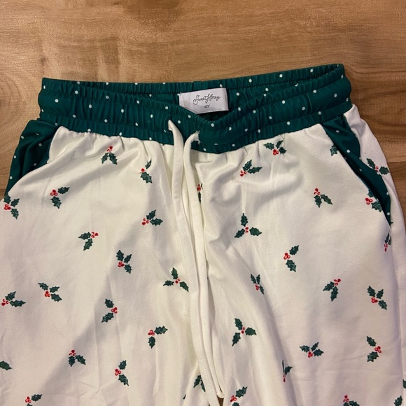 SWEETHONEY  Lounge Set Pajamas Pjs Size 10 Christmas Holidays Winter Holly - Picture 2 of 5